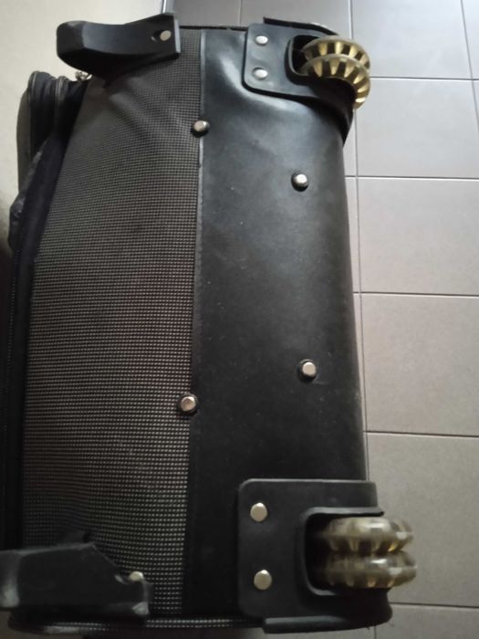 walizka w szarą kratkę