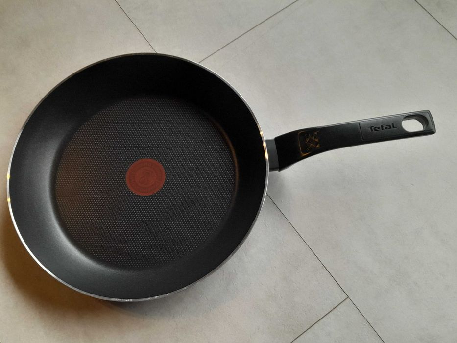 Patelnia Tefal Easy cook and clean 28 cm nowa outlet zarysowany spód