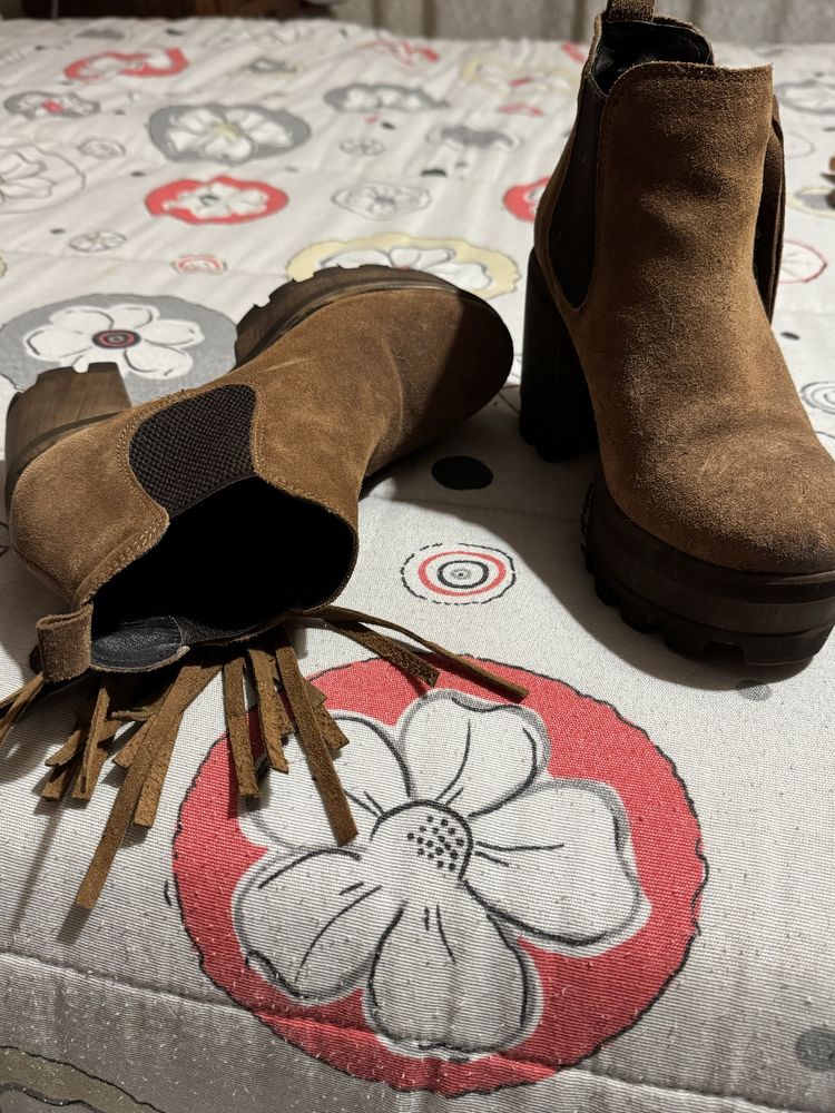 Botas castanhas salto alto