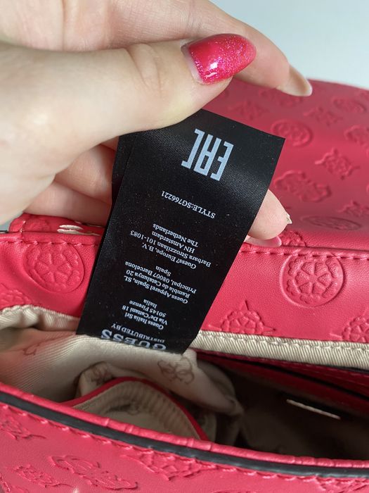 Torebka guess fuksja różowa monogram listonoszka crossbody