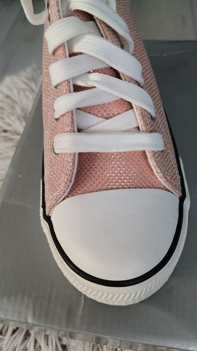 Sprzedam Nowe trampki na lekkiej koturnie .