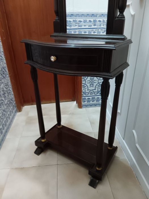 Móvel com espelho e gaveta