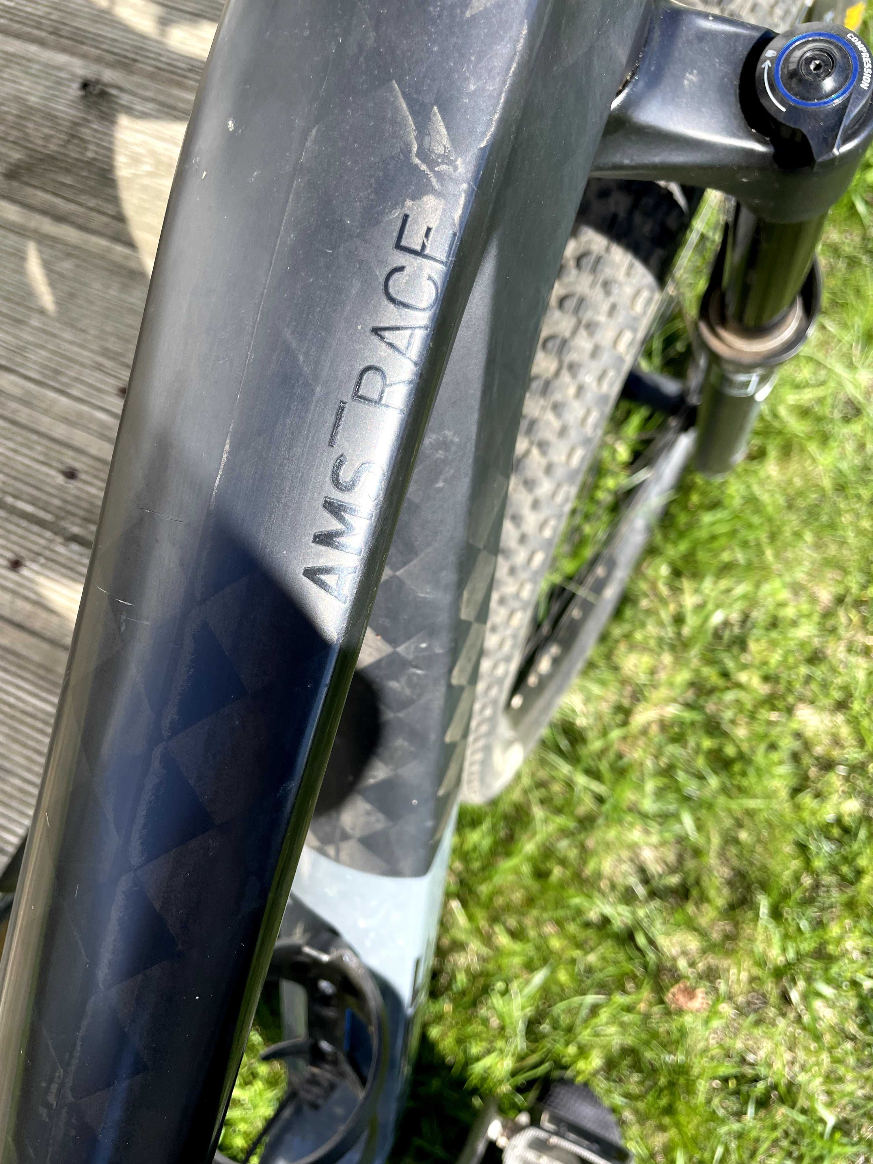 Bicicleta carbono suspensão total CUBE