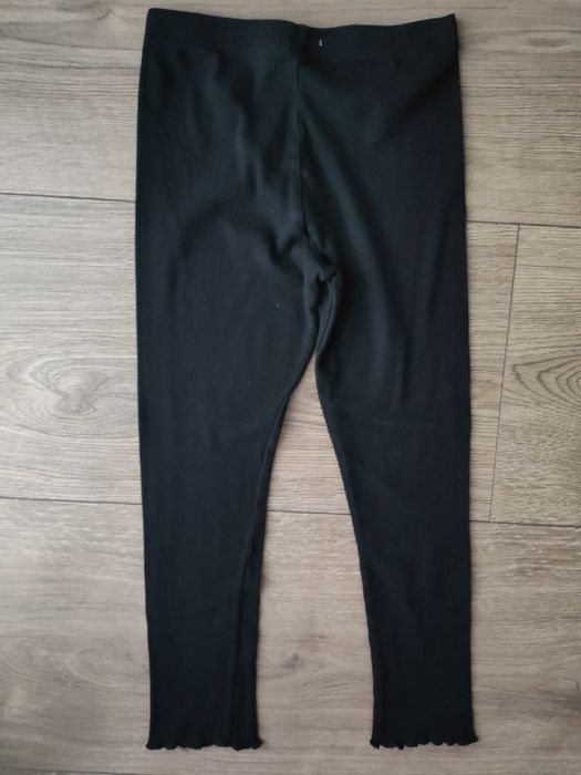 Czarne prążkowane legginsy 128