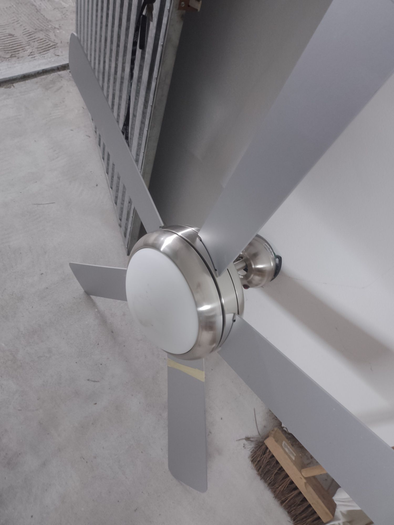 Ventilador de teto de alumínio com luz e controlo remoto
