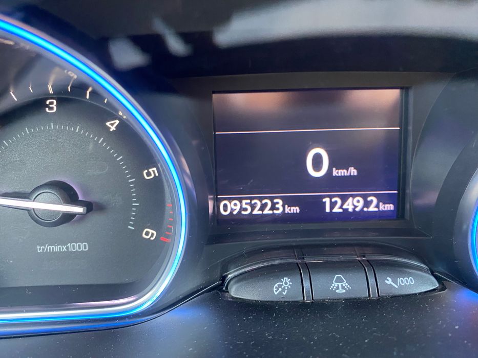 Peugeot 2008 bardzo bogate wyposażenie i niski przebieg