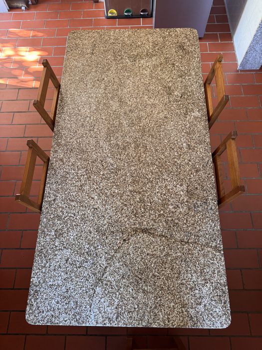 Mesa de jantar Granito (2m x 1m) com 4 cadeiras