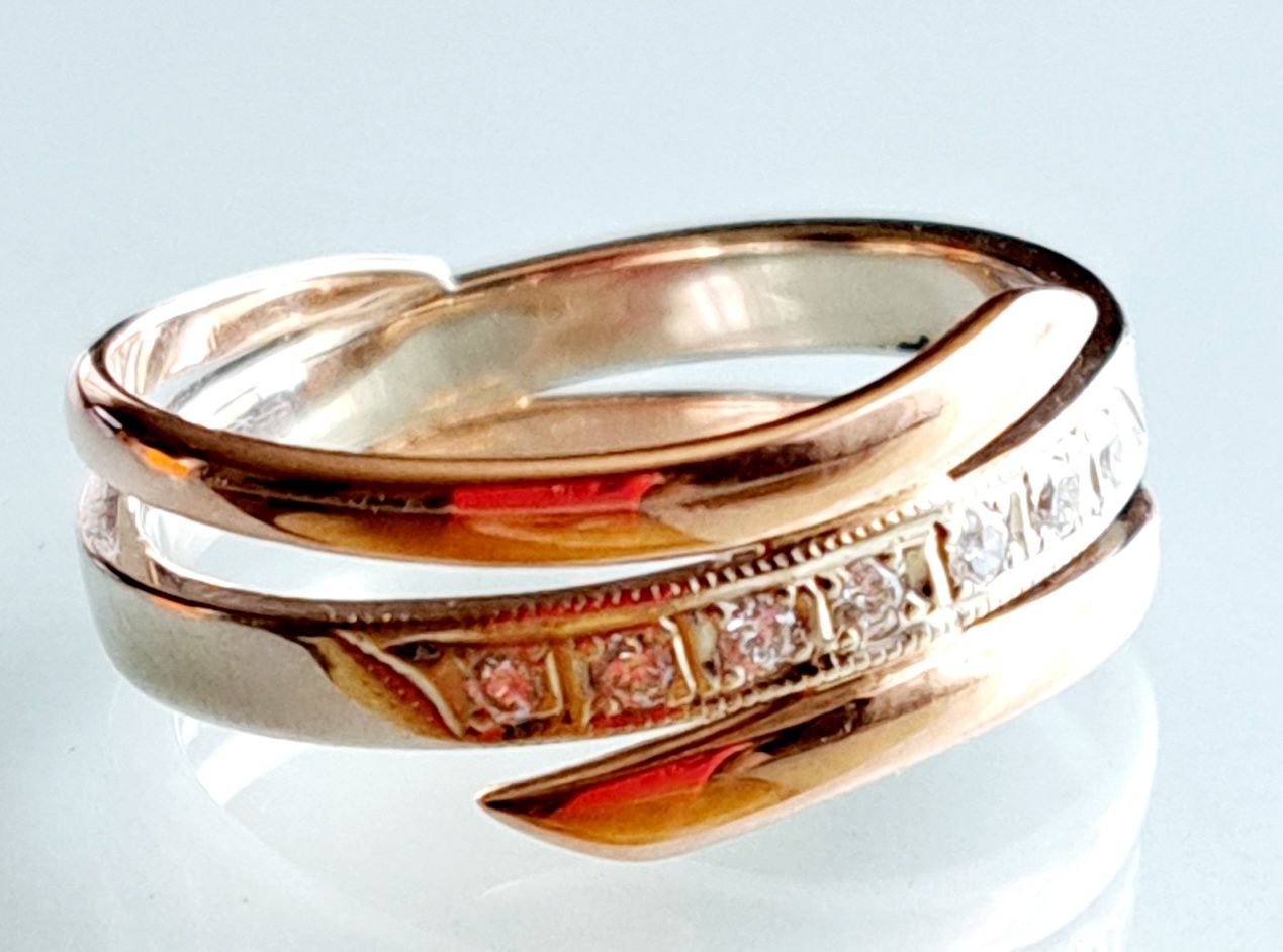 Золотое кольцо с бриллиантами. 3,86 грм