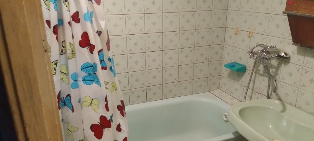 Сдам долгосрочно двухкомнатную квартиру .