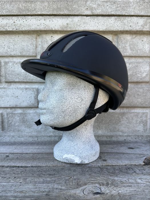 Czarny kask, toczek do jazdy konnej Covalliero Carbonic, rozmiar S/M