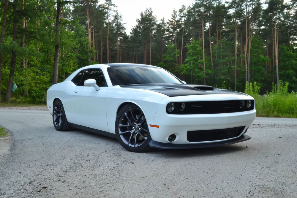 Dodge Challenger R/T Scat Pack - manual