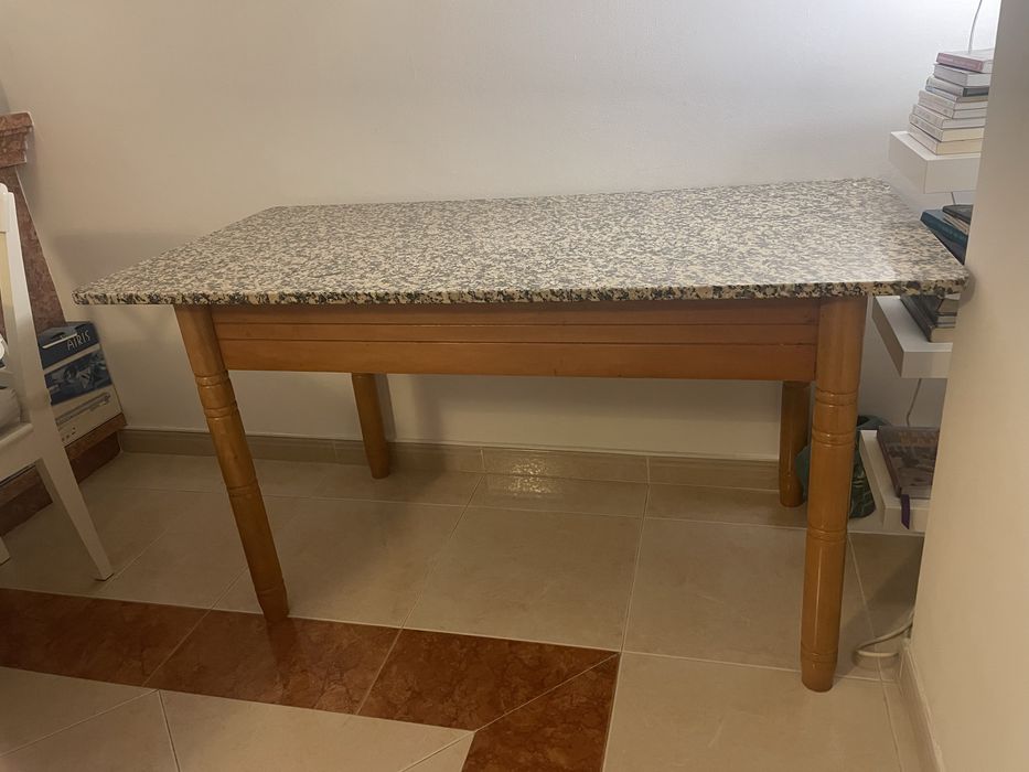 Mesa com tampo de granito