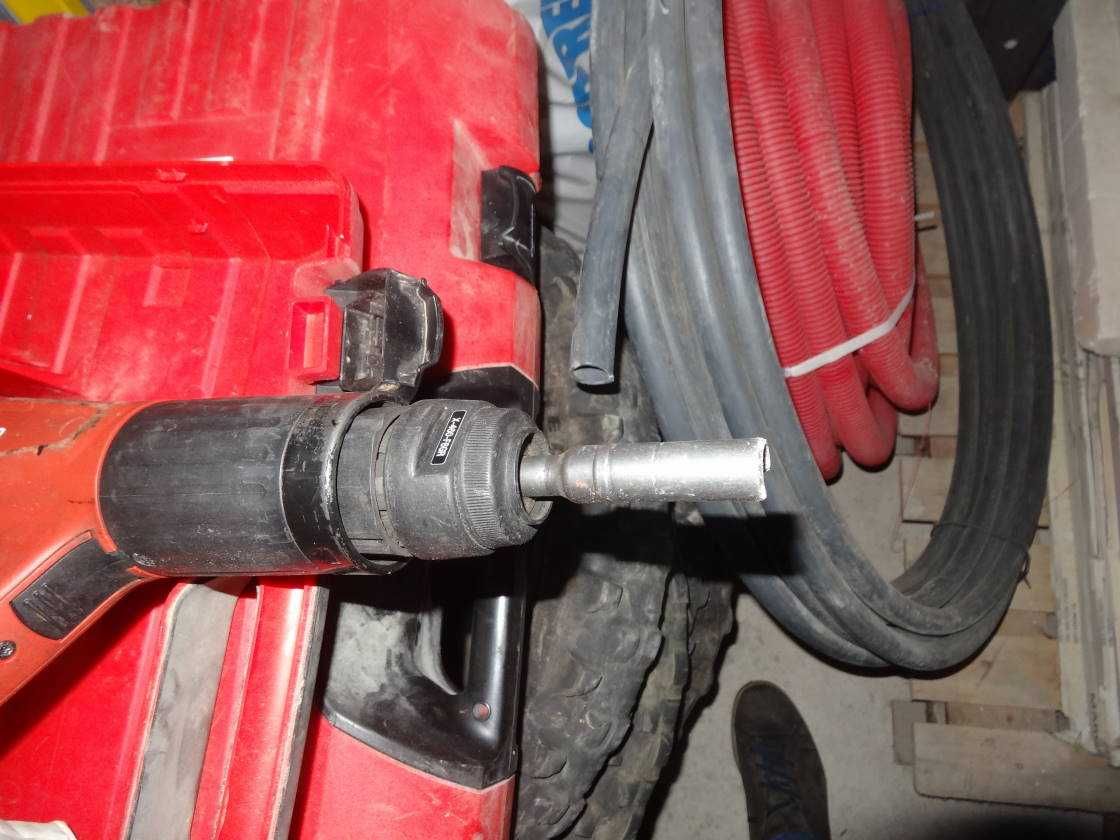 Máquina de pregos Hilti DX460 e serra de sabre Hilti SR4-A22