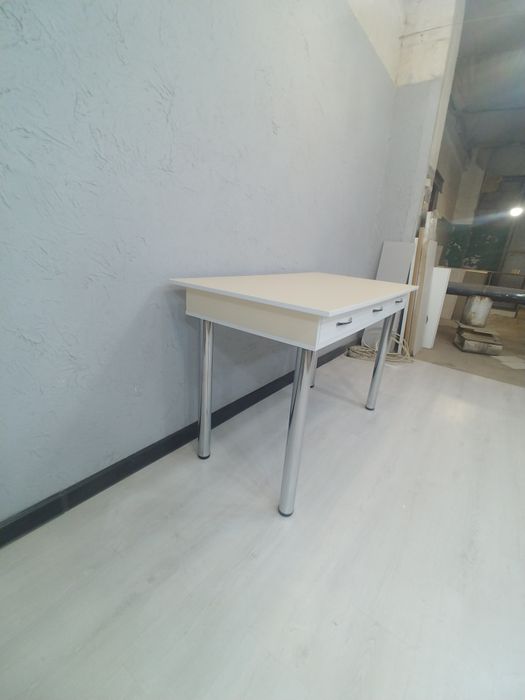 Стол.   кухонный