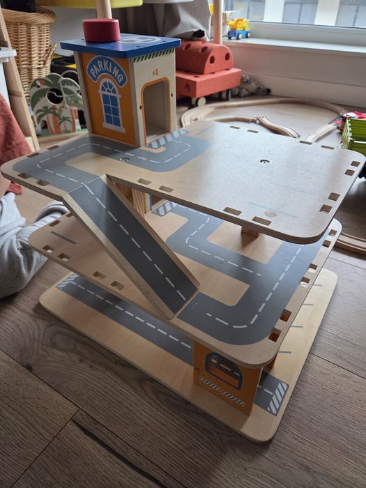 Duży solidny parking z windą 3 poziomy