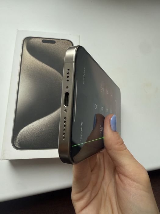 Iphone 15 pro max 256 полоса на екрані