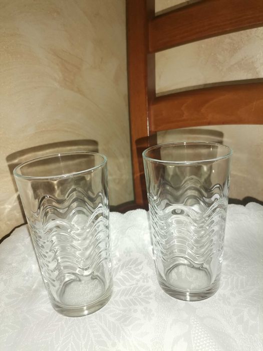 Dwie szklanki przezroczyste