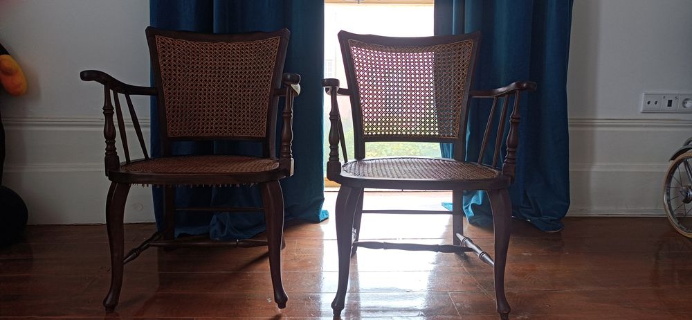 Dois cadeirões de madeira e palhinha