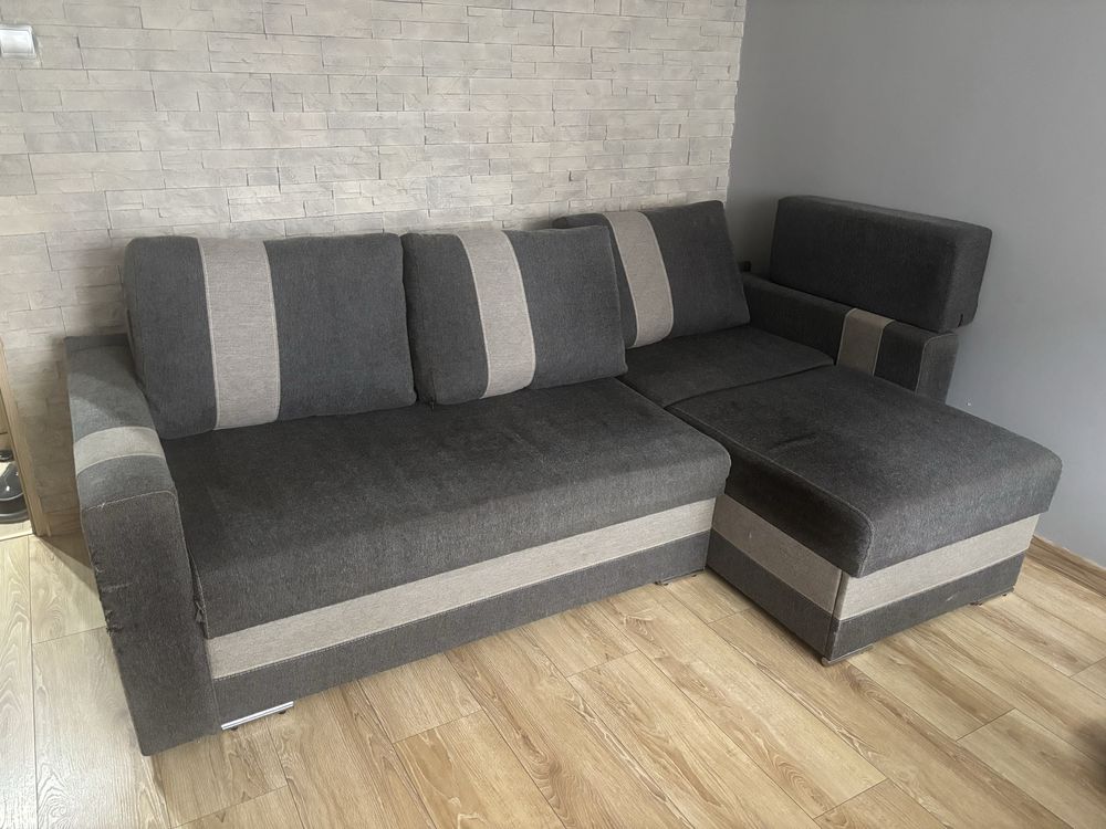 Stól z krzeslami i naroznik