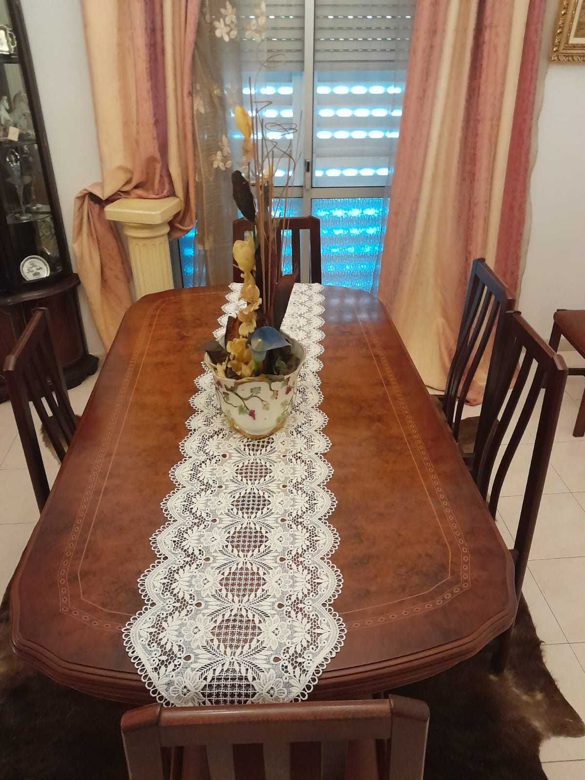 Mesa de jantar e 6 cadeiras em pinho mel