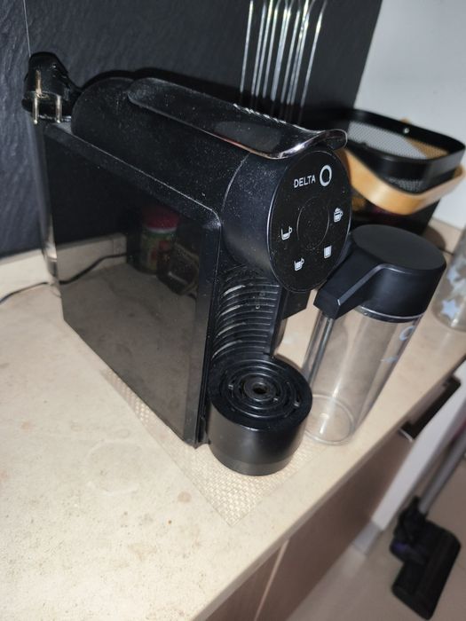 Máquina de Café Delta Q Mini MilkQool Preto