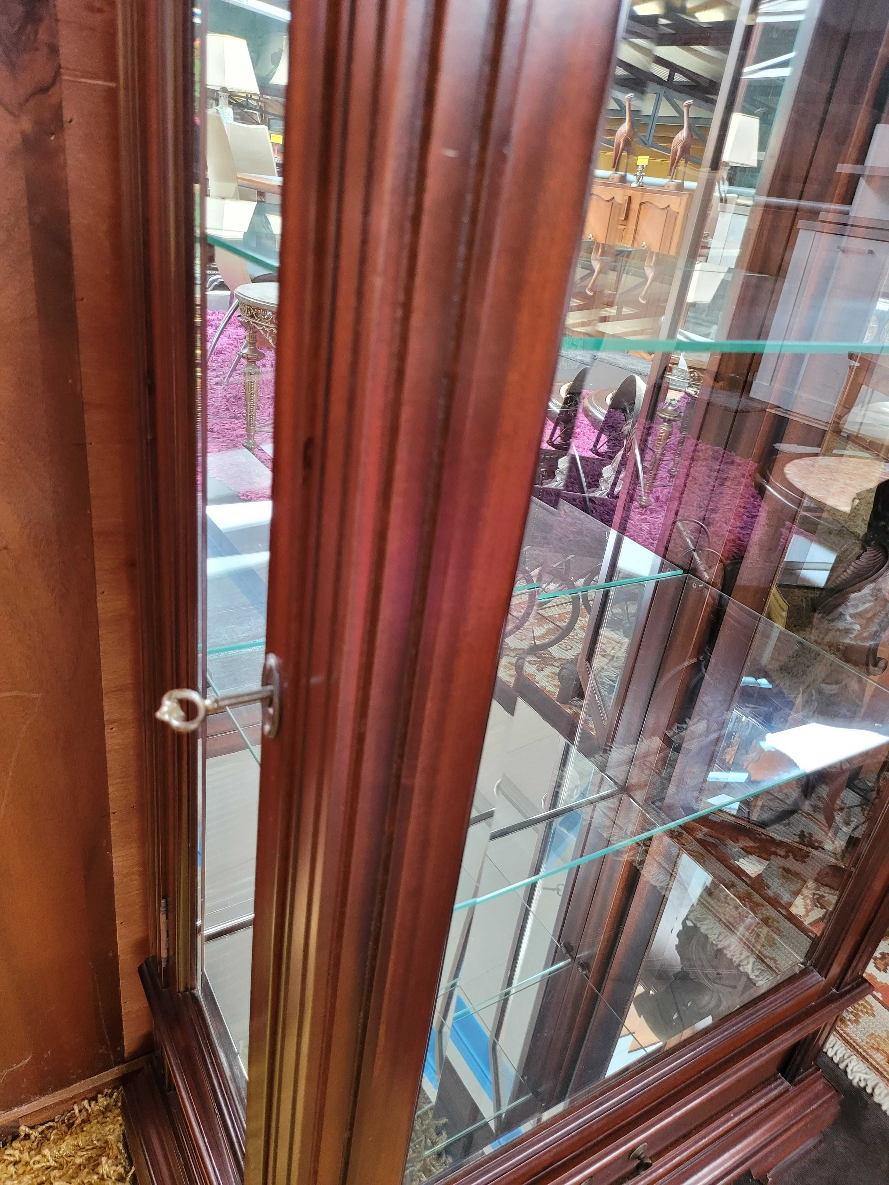 Cristaleira em madeira com portas laterais - Muito bom est