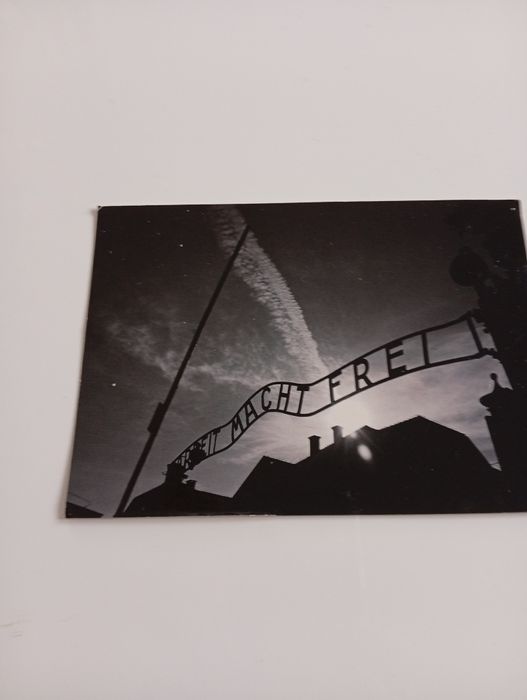 Pocztówka napis nad glona bramą obozu