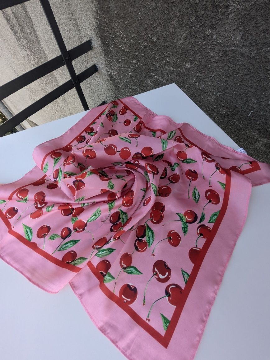 Różowa apaszka w wiśnie Cherry scarf