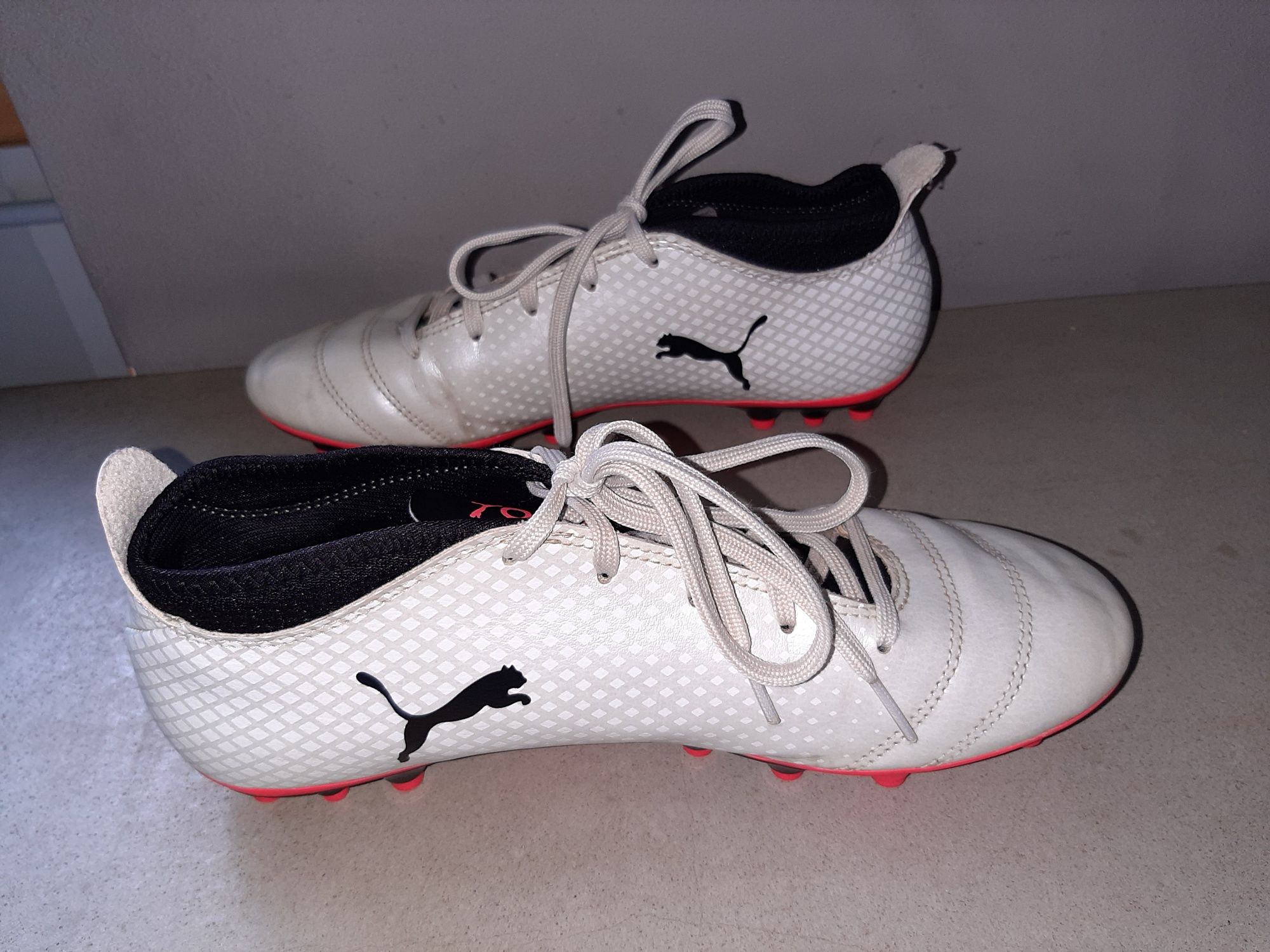 Buty piłkarskie Puma One, korki, lanki rozm.38,5