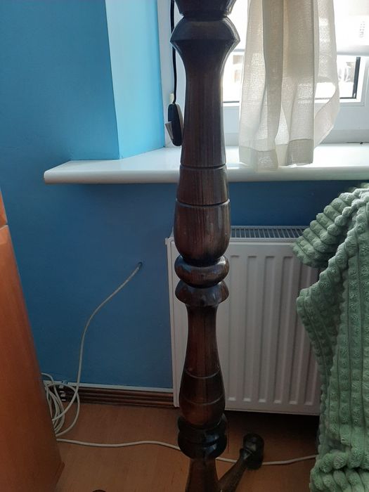 Duża lampa z ciemnego drewna