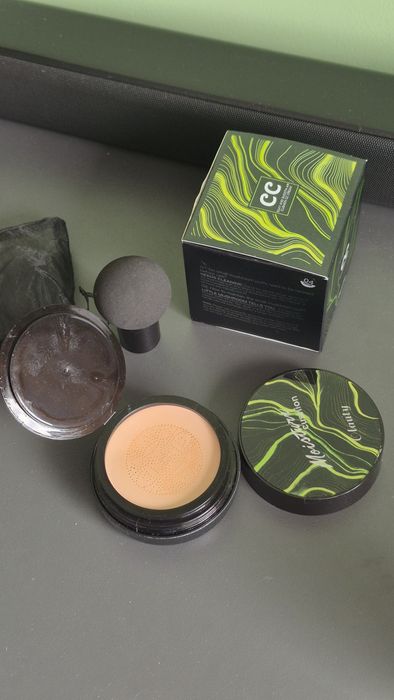 Zestaw kosmetyków- Moisture cushion, Eveline liquid itp