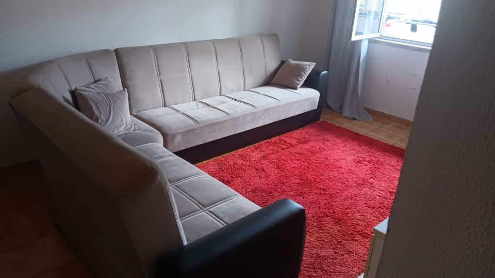 Sofá cama, e mesa com 4 cadeiras