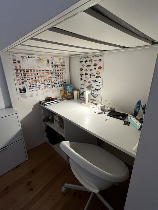 Beliche com secretaria e closet.