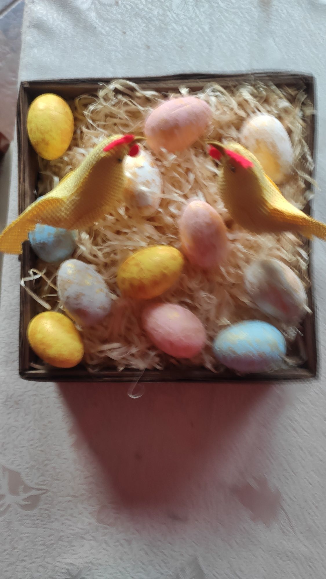 Dekoracja wielkanocna koszyk z jajkami i kurkami