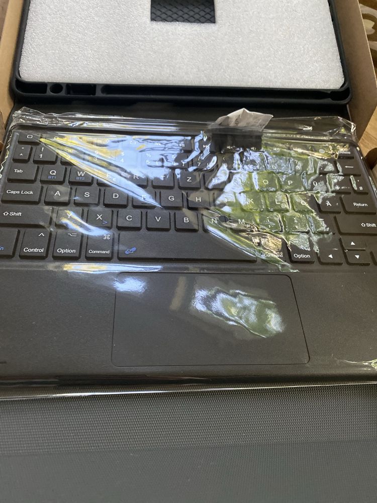 Etui z klawiaturą Earto do iPada
