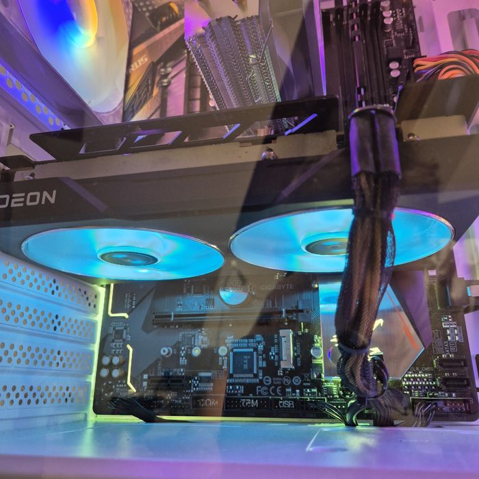 AMD RX6600XT OC Hellhound PowerColor 8GB mocniejsza od RTX3060