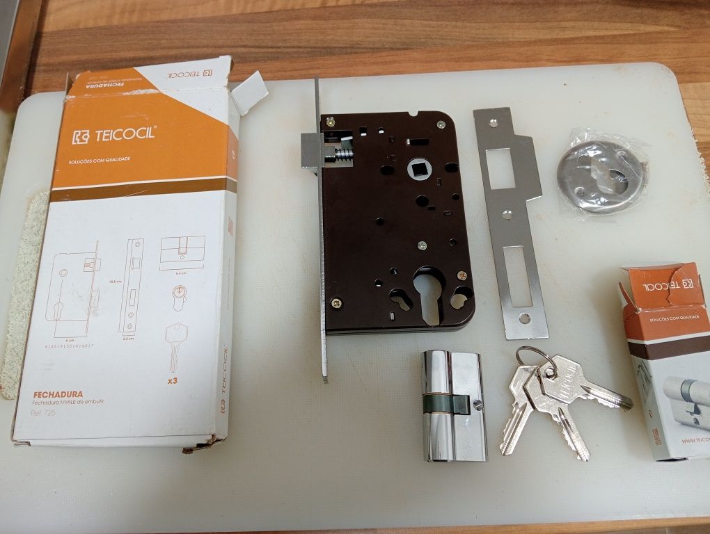 Fechadura TEICOCIL Ref. 725 de embutir usada como nova (não serviu)