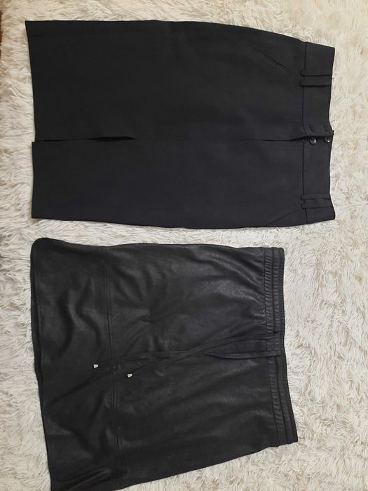 дві жіночі чорні спідниці
