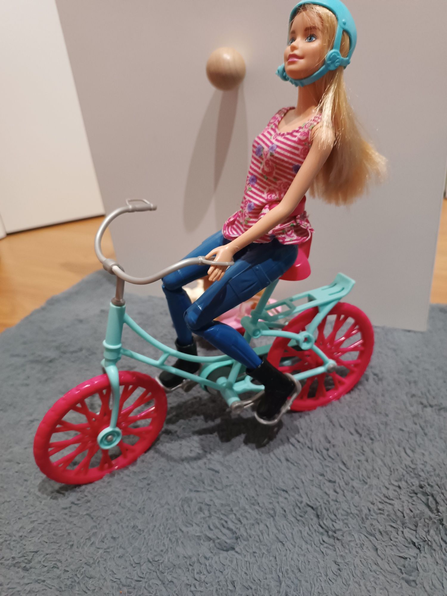 Barbie na rowerze z pieskami