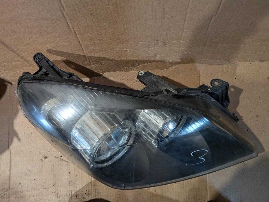 Lampa prawa przód przednia Opel Astra III H