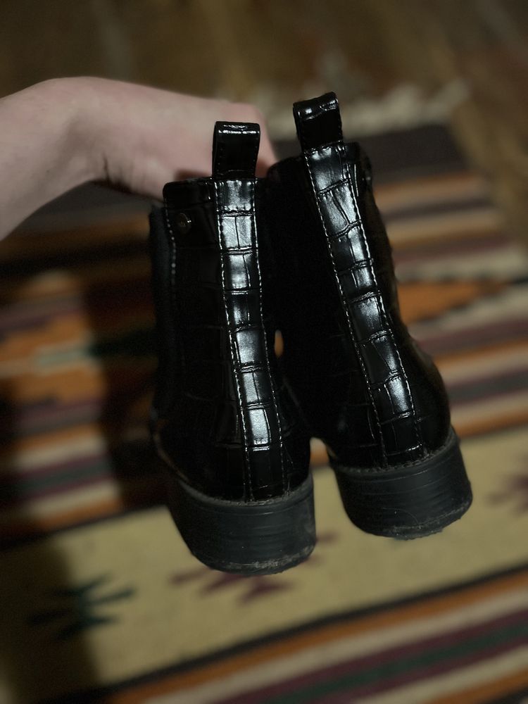 Продам лакові чоботи