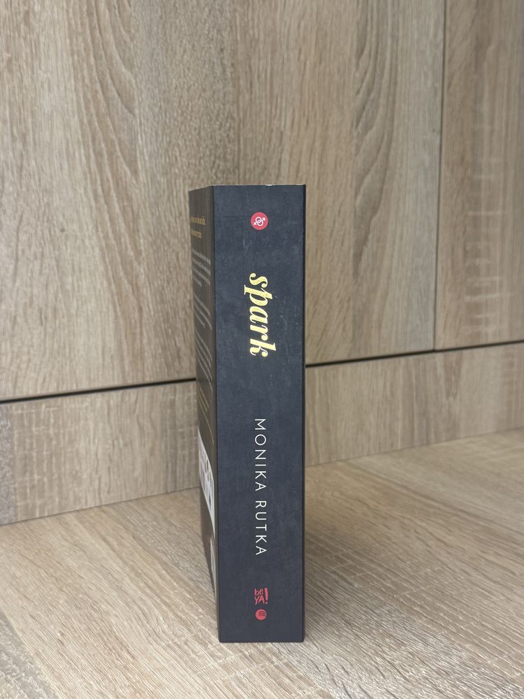 książka „Spark” tom 1 Monika Rutka edito red