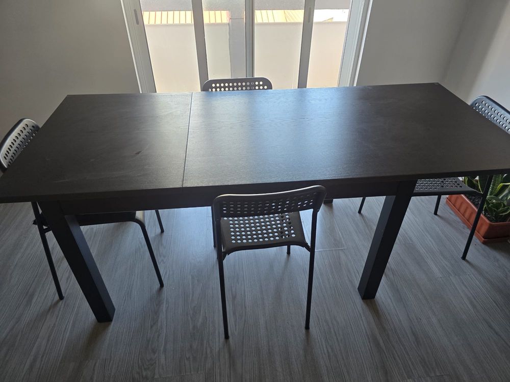 Vende-se mesa de jantar com quatro cadeiras, a mesa é extensível.