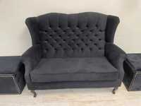 Czarna pikowana sofa z pufami