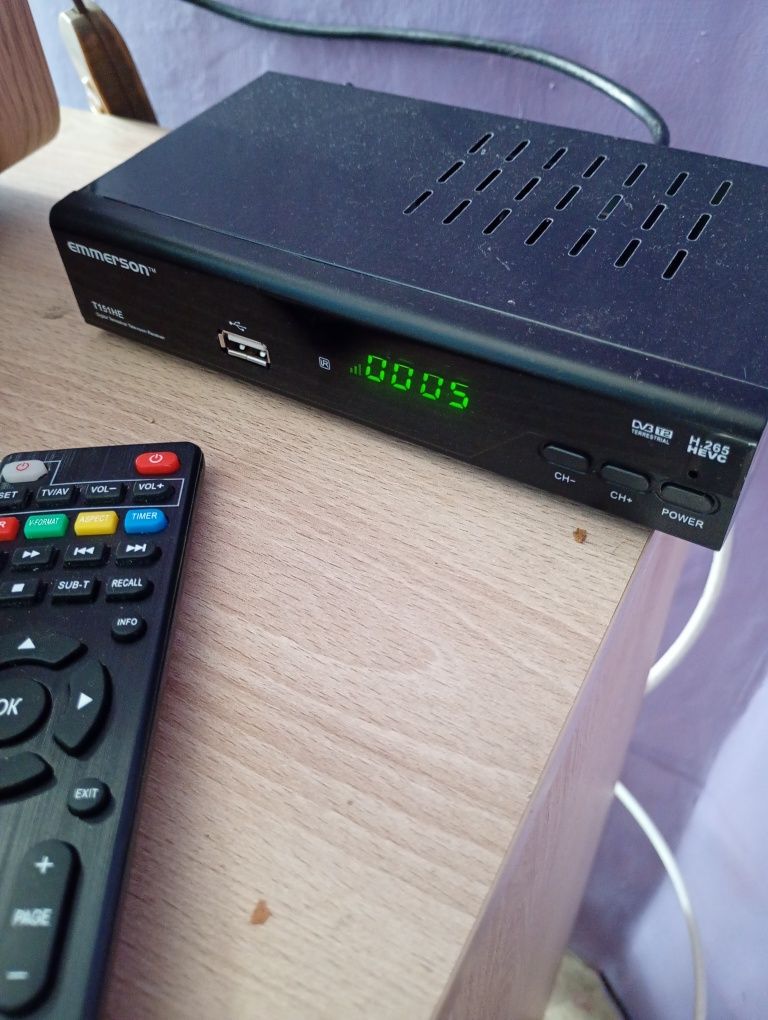 Telewizor Thomson 32 cale plus dekoder dvbt2 hevc emmerson