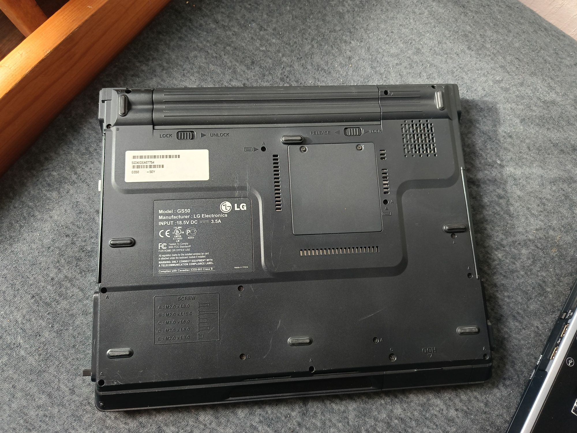 3 stare  laptopy