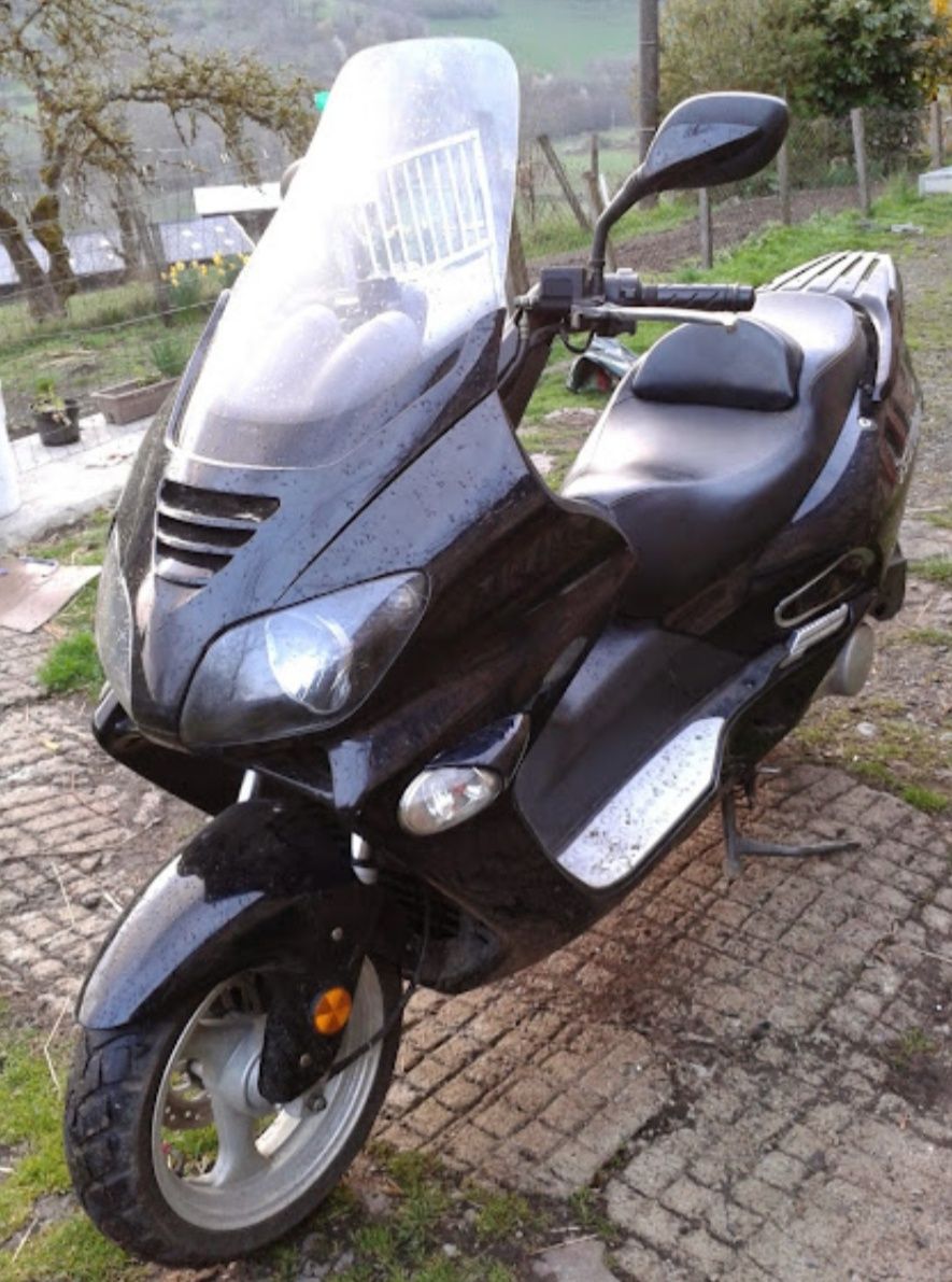 Vendo / troco Maxi scooter 125cc por carrinha comercial, ou 50cc 2t
