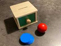 Drewniane pudełko szufladka Montessori z kulką na żetony 2w1