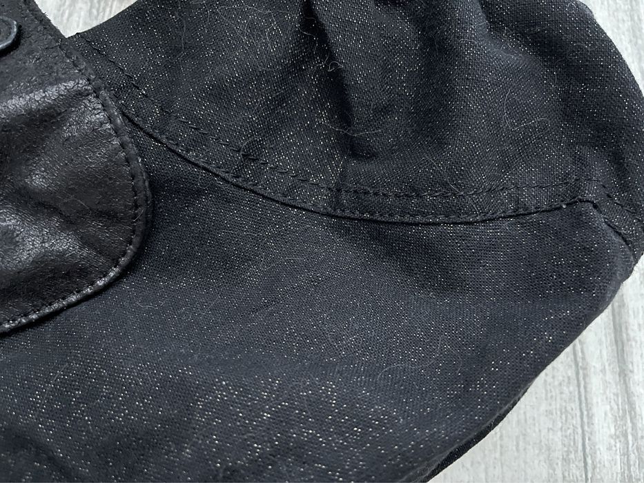 Czarna torebka ze złotymi drobinkami