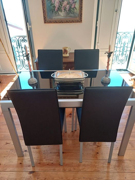 Mesa de jantar em vidro preto, extensível e 4 cadeiras  em napa preta.